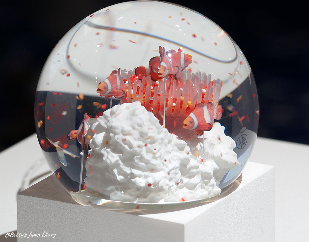塑膠微粒水晶球Microplastic Globe/ 圖片來源：Betty's Jump Diary