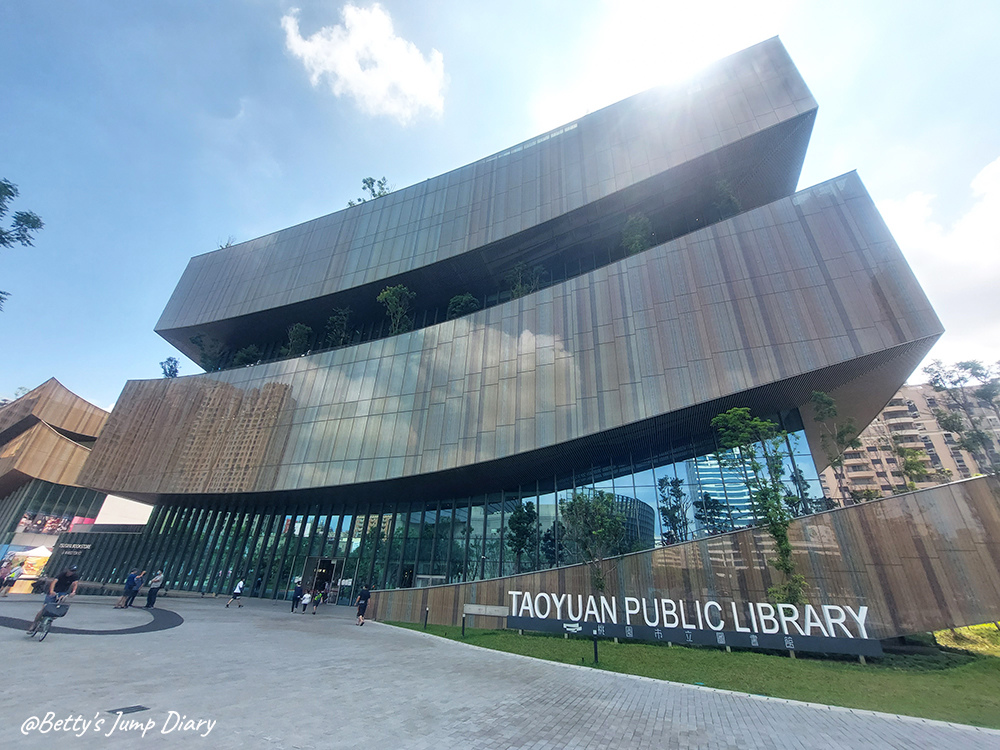 桃園市立圖書館新總館－外觀映照著藍天和2朵白雲/ 圖片來源：Betty's Jump Diary