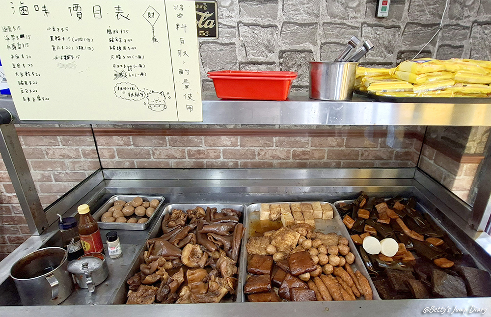 【苗栗通霄】滷飄香川味牛肉麵，超軟爛大塊牛肉，高CP值！在地