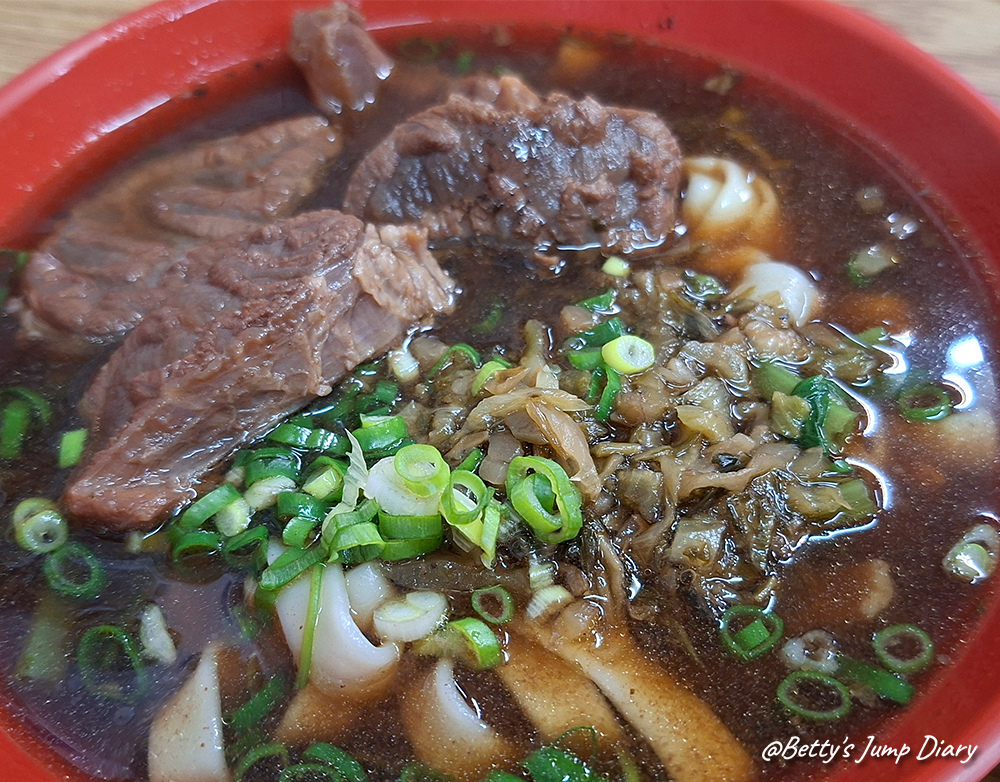 【苗栗通霄】滷飄香川味牛肉麵，超軟爛大塊牛肉，高CP值！在地