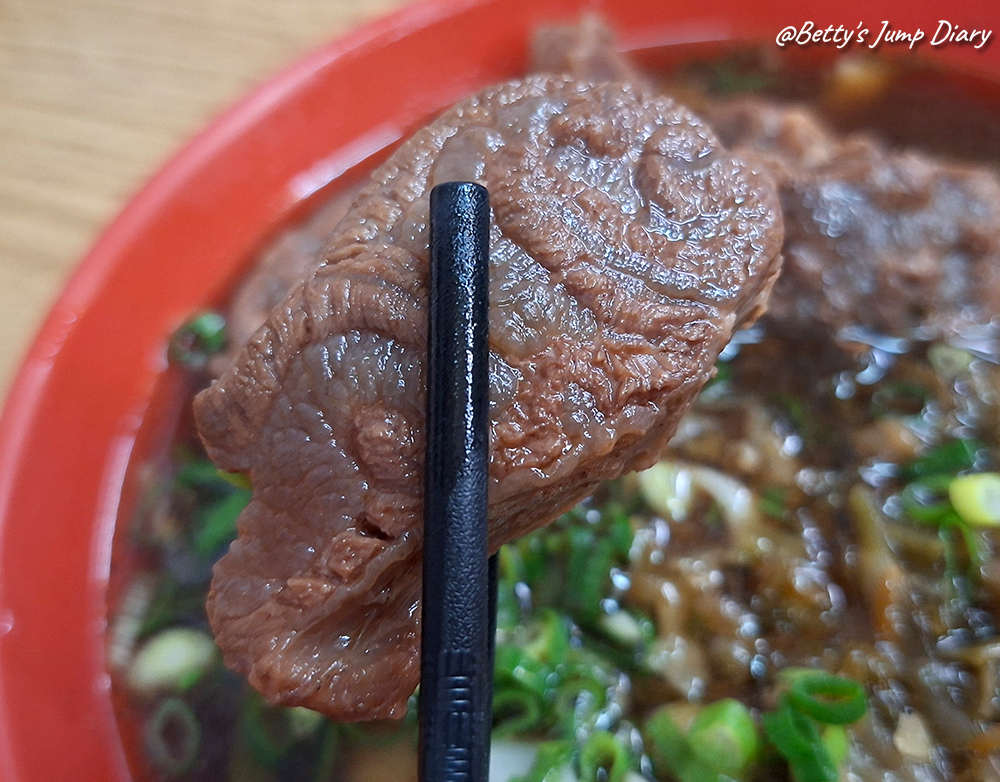 【苗栗通霄】滷飄香川味牛肉麵，超軟爛大塊牛肉，高CP值！在地