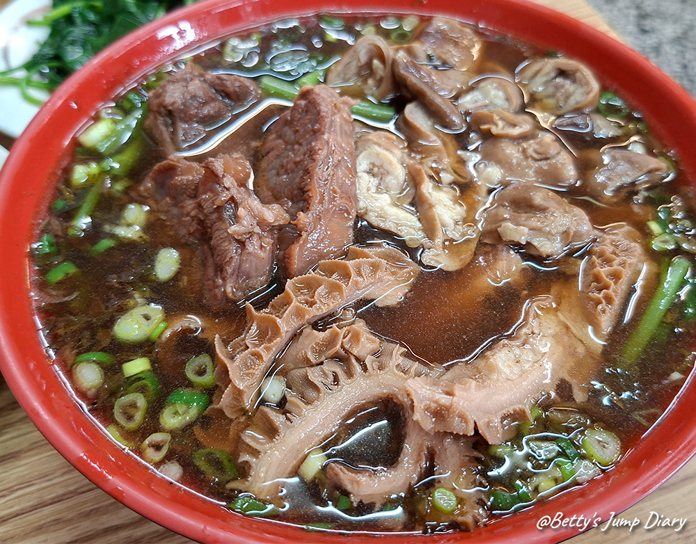 【苗栗通霄】滷飄香川味牛肉麵，超軟爛大塊牛肉，高CP值！在地