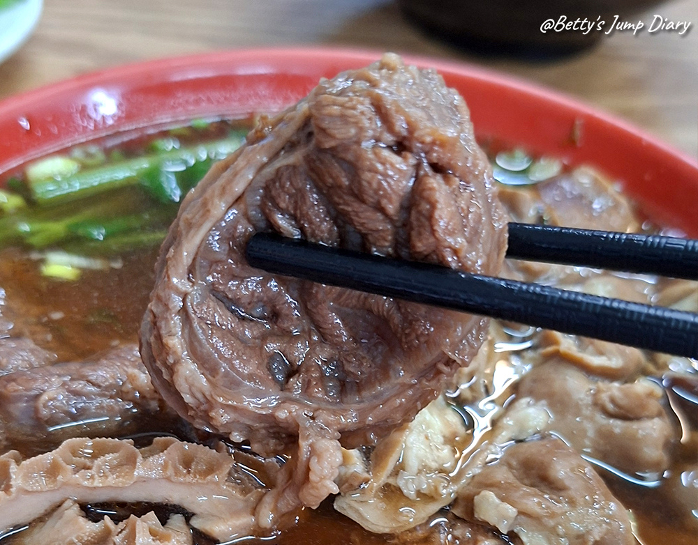 【苗栗通霄】滷飄香川味牛肉麵，超軟爛大塊牛肉，高CP值！在地