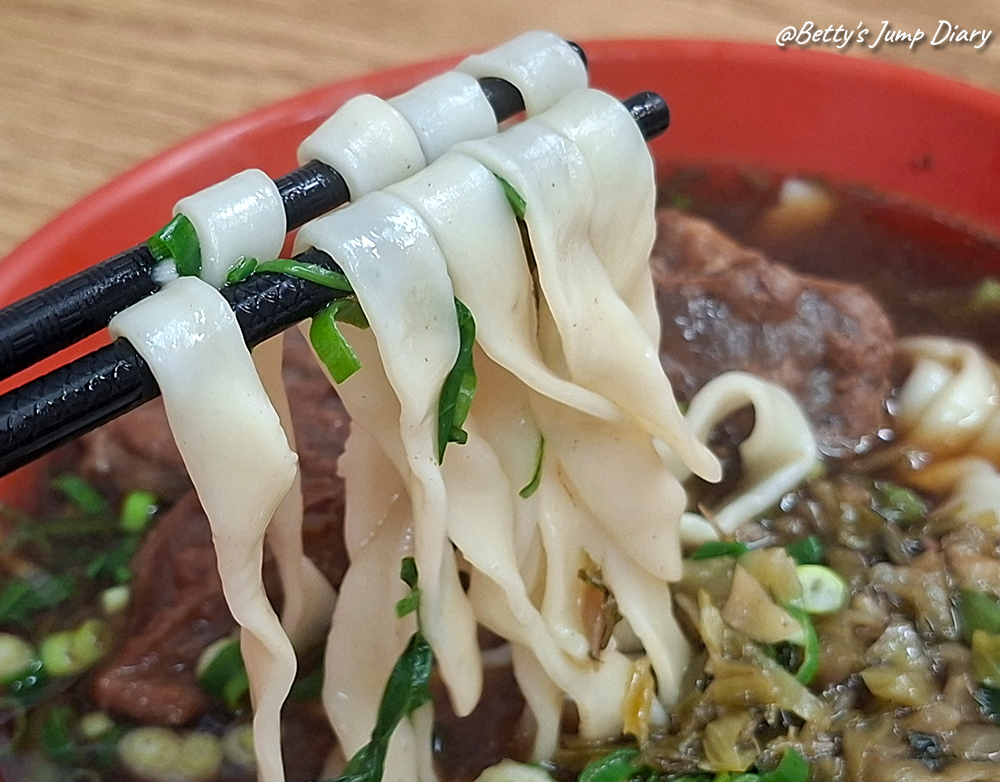 【苗栗通霄】滷飄香川味牛肉麵，超軟爛大塊牛肉，高CP值！在地