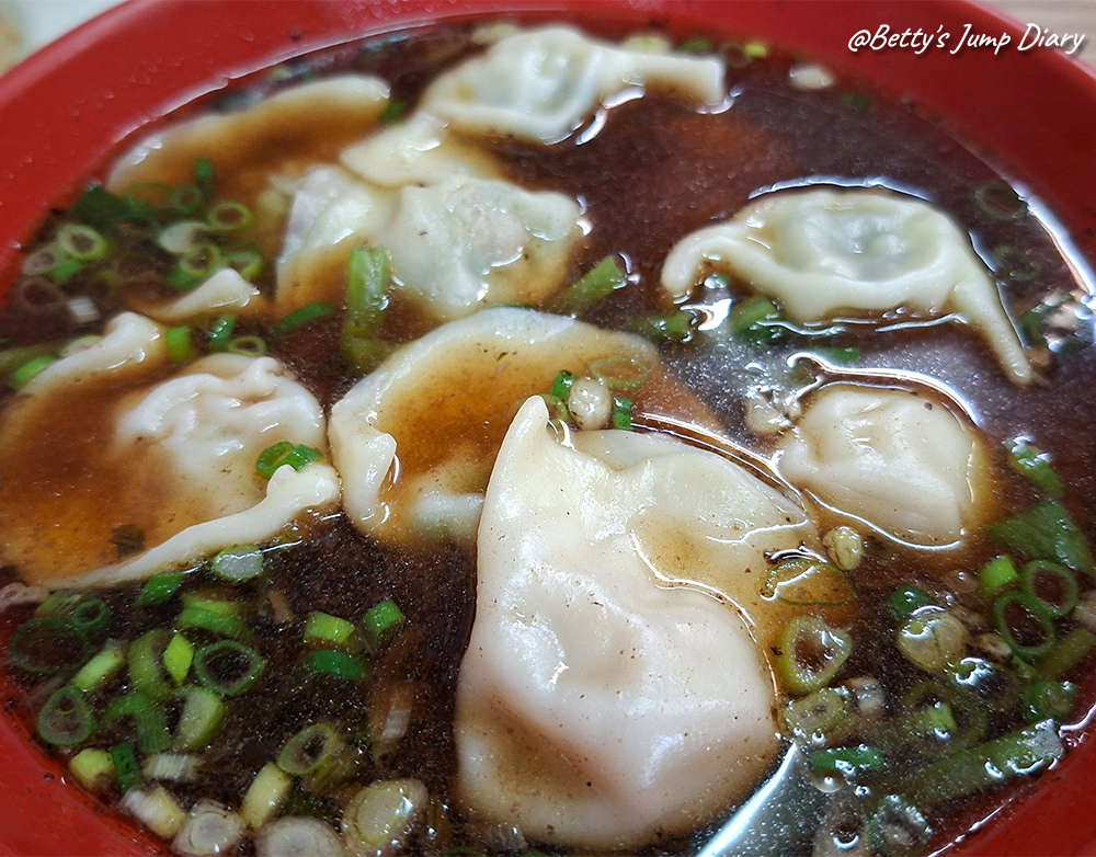 【苗栗通霄】滷飄香川味牛肉麵，超軟爛大塊牛肉，高CP值！在地