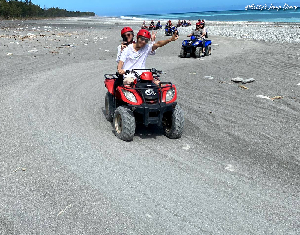 2025花蓮隱藏景點-曼波海灘,玩沙灘車/圖片來源:Betty's Jump Diary