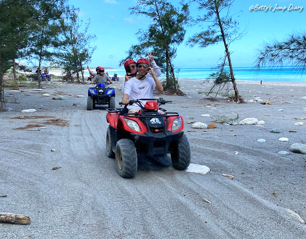 2025花蓮隱藏景點-曼波海灘,玩沙灘車/圖片來源:Betty's Jump Diary