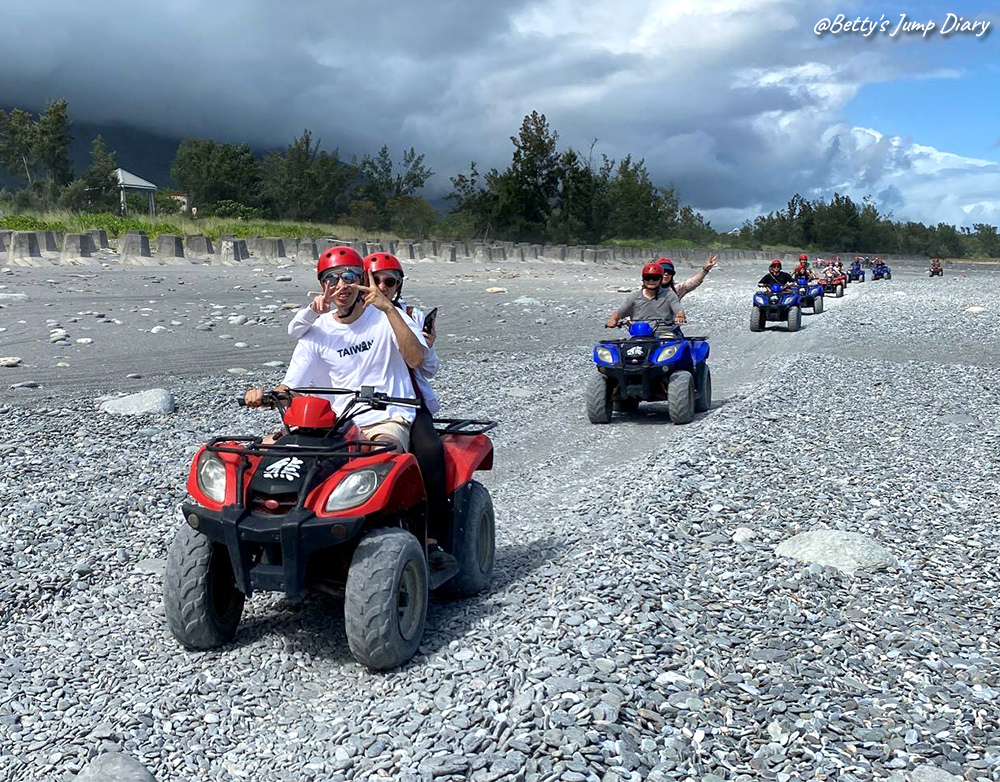 2025花蓮隱藏景點-曼波海灘,玩沙灘車/圖片來源:Betty's Jump Diary