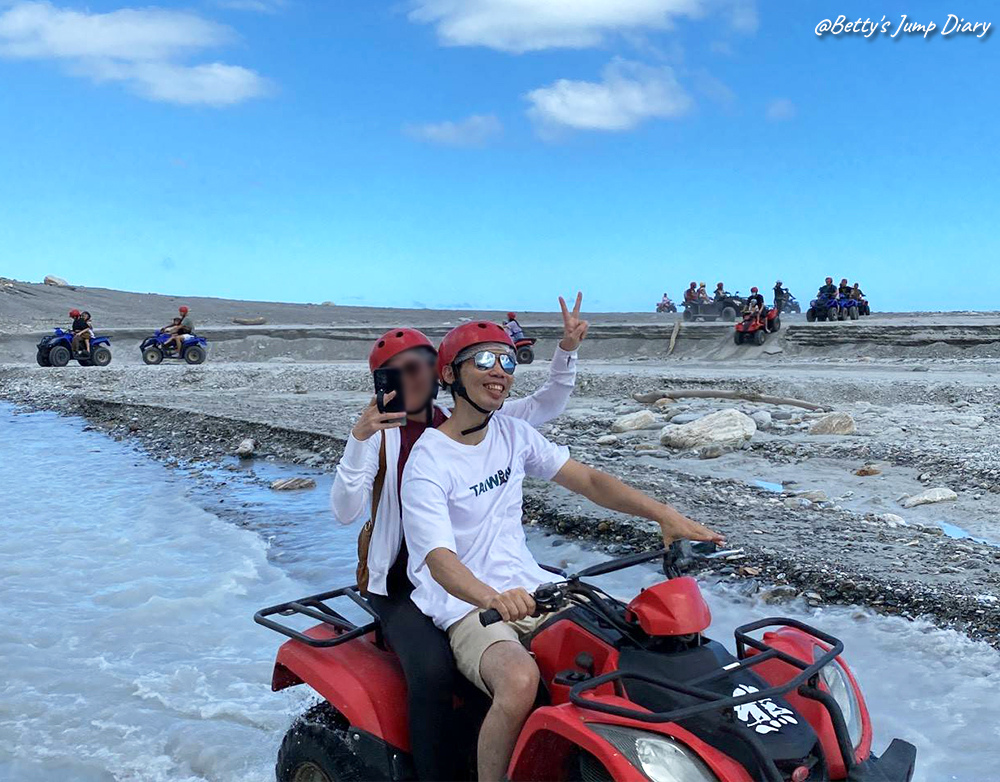 2025花蓮隱藏景點-曼波海灘,玩沙灘車/圖片來源:Betty's Jump Diary