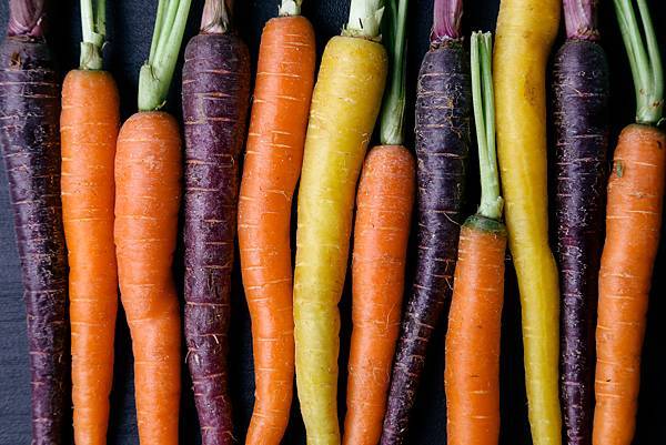 ７種不同顏色的蘿蔔.jpg
