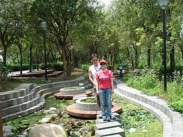 bu and lesley at 親水公園