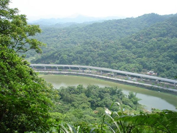 下山時遠眺大湖以及施工中的捷運