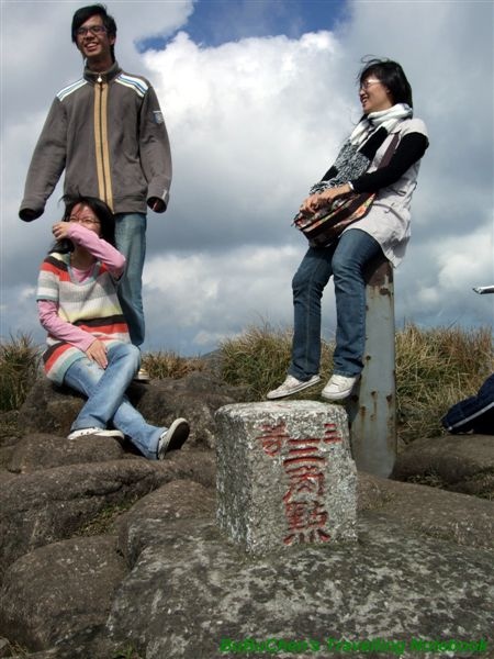 七星山東峰頂的三等三角點(1104號)