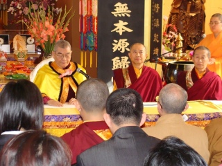 ↑第四世祿東贊仁波切華藏寺第二任法王正在為考試通过的聞法上師開示。