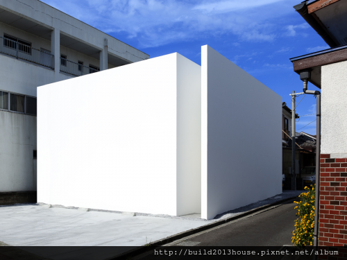 fortress-like-minimalist-house-design-prevent-noisy-inspiration1-500x375.png