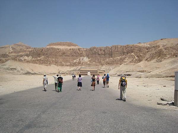 前往哈特蘇神殿漫長的道路