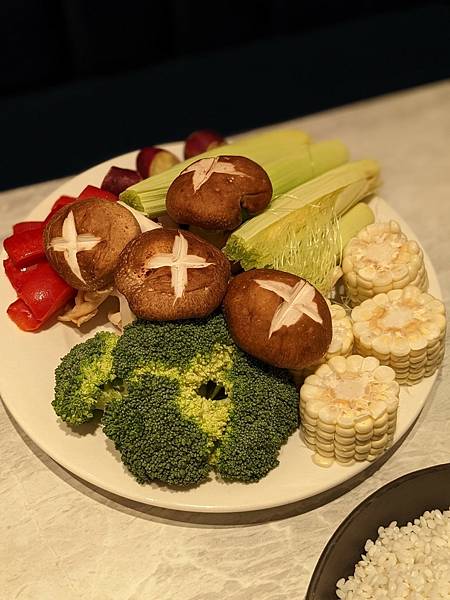 【新莊美食】濤濤海鮮蒸氣鍋。最新鮮的原型食物 新鮮甘甜不需調