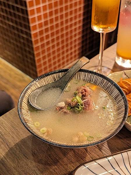 【台北大安區美食】一咻逆煎餃酒吧。以日式煎餃為主打 幽默熱情