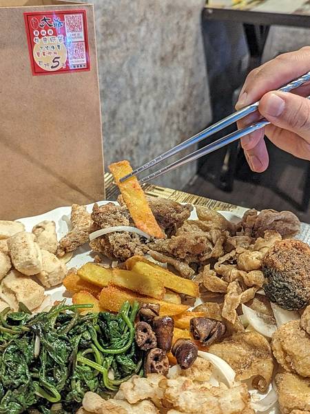 【新竹美食】大爺鹽酥雞。像是餐酒館的鹽酥雞攤 內用位置好有氣