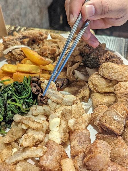 【新竹美食】大爺鹽酥雞。像是餐酒館的鹽酥雞攤 內用位置好有氣