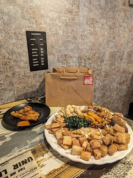 【新竹美食】大爺鹽酥雞。像是餐酒館的鹽酥雞攤 內用位置好有氣