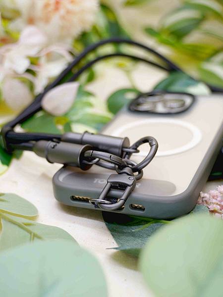 一條兩用【TOUGHER編織掛繩急速充電線】。包包裡終於不用 一條兩用【TOUGHER編織掛繩急速充電線】。包包裡終於不用