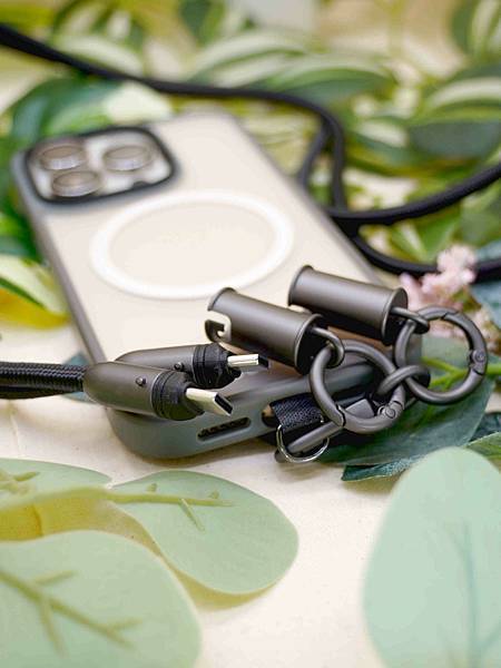 一條兩用【TOUGHER編織掛繩急速充電線】。包包裡終於不用 一條兩用【TOUGHER編織掛繩急速充電線】。包包裡終於不用