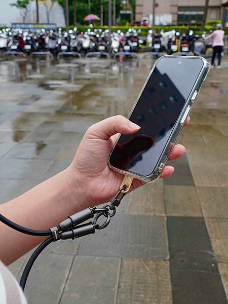 一條兩用【TOUGHER編織掛繩急速充電線】。包包裡終於不用 一條兩用【TOUGHER編織掛繩急速充電線】。包包裡終於不用