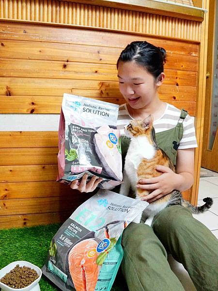 【益生菌貓糧開箱】耐吉斯Energy系列。清貓砂時終於不用再 【益生菌貓糧開箱】耐吉斯Energy系列。清貓砂時終於不用再