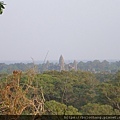 19.  DSC02796 巴肯山遙望吳哥寺.JPG