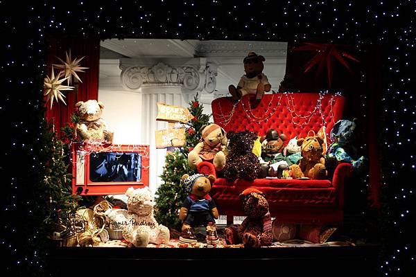 Children-in-Need-Pudsey-bears-Christmas-window-at-Selfridges