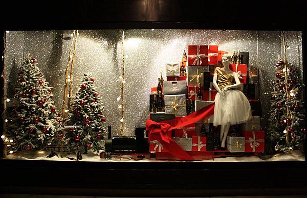 Scenes-from-the-Bruce-Weber-film-for-Xmas-at-Selfridges-are-recreated-for-the-Christmas-windows-this-year.