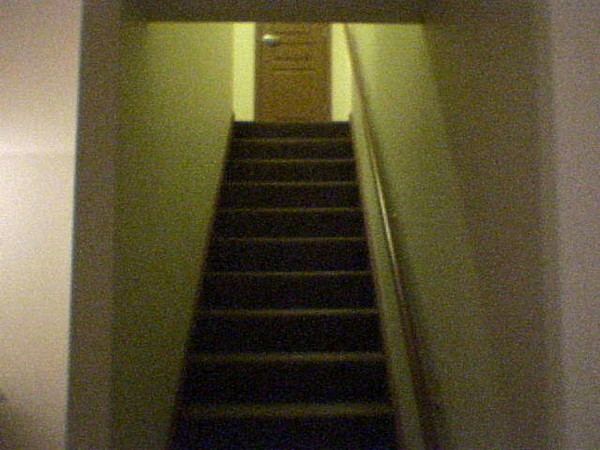 進大門就是樓梯