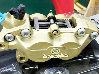 Brembo對四卡鉗.jpg