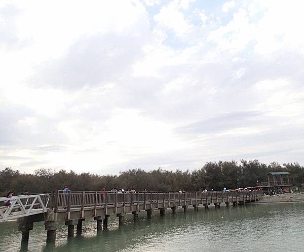 這裡是個沒水沒電的地方.也沒有廁所.