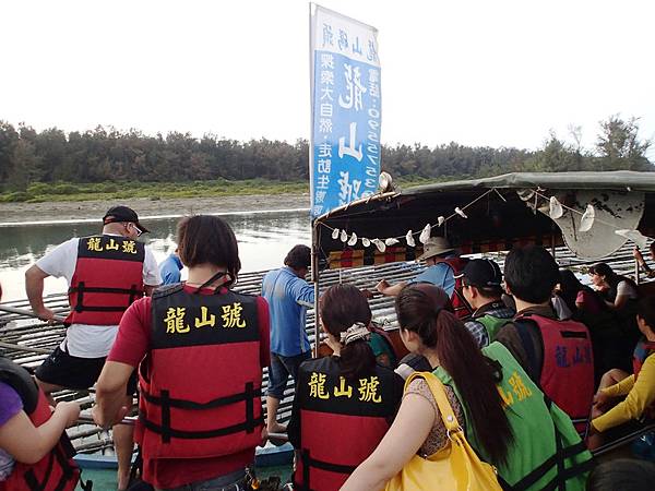 咦~~大家都往另一邊靠在看什麼