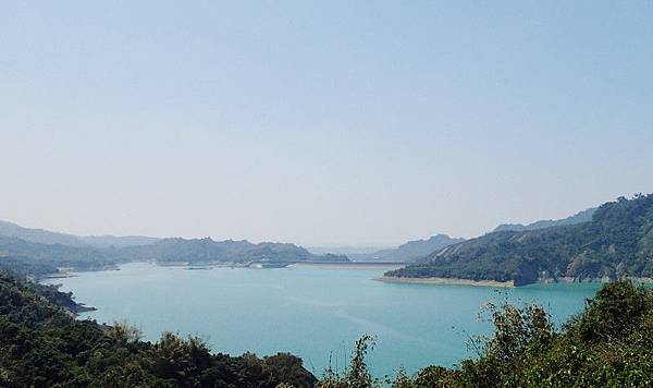 在通往大地谷的路上沿途可欣賞南化水庫的美景