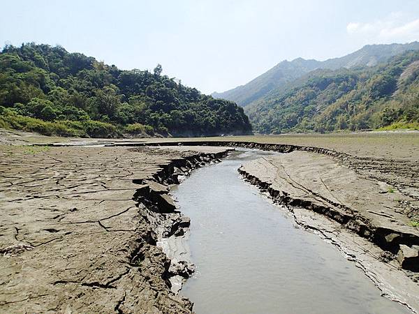 咱們準備越過小河囉!