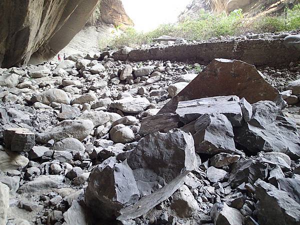 這應該是不久前地震掉下來的石頭