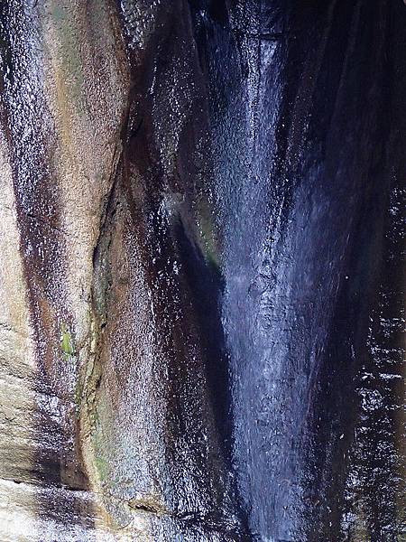 瀑布岩壁的顏色是青苔和鐵質