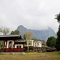 哇一走到陣圖區~還沒看到全景.已經被眼前的聖塔山給震撼住囉...