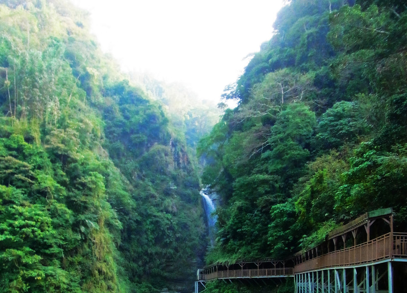 還以為冬天水量會比較小.沒想到拜連日的雨所賜.水很大哩!