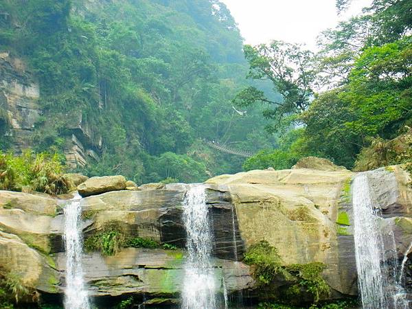 拉近一點才發現瀑布後放就是天梯了~~