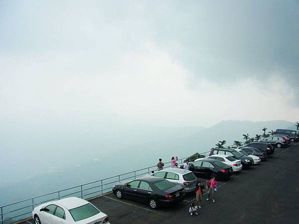 小小的停車場也陸續來了不少車輛.眼前因起霧.山景未能看得清...