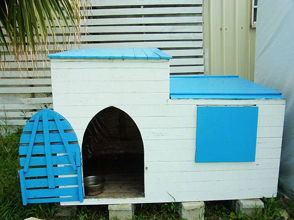 咦~~這不是狗屋嗎?可是民宿裡狗狗的屋子