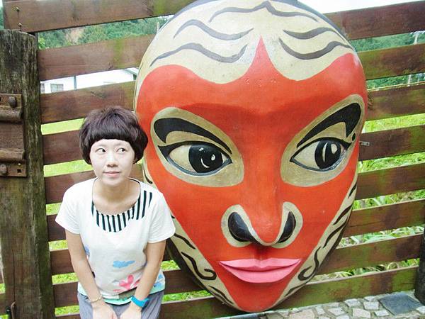 學她眼睛看旁邊