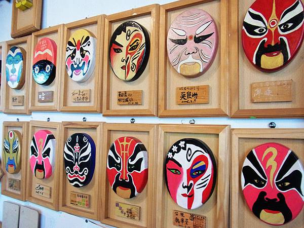 這面牆上全是名人或電視主持人.所繪的臉譜