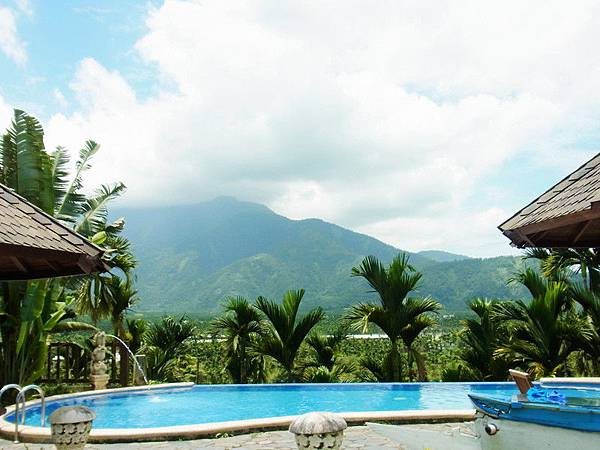 一停好車就看見眼前的露天泳池.眼前的高山美景.只能驚聲尖叫...