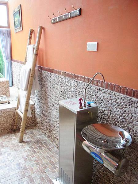 還有室內飲水機.只是設計在廁所.我是不介意拉!