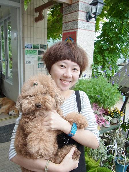 大的叫不醒.就抱小的來拍拍吧!